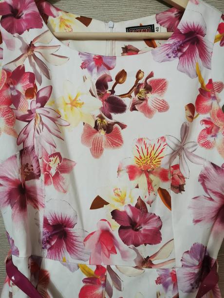 Kvietkované šaty, 40