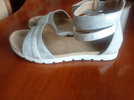 Sandalky pre princezné, 33