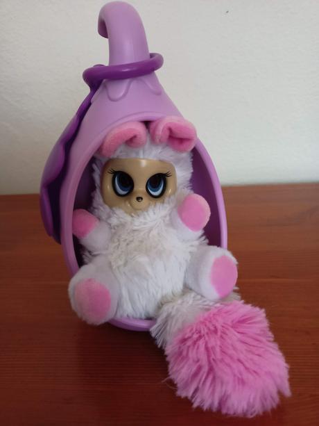 Veverička gúľajúca očkami,