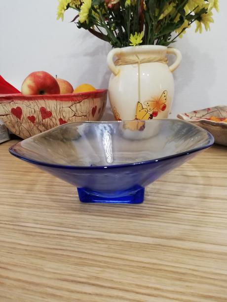 Modrá sklenená miska, 