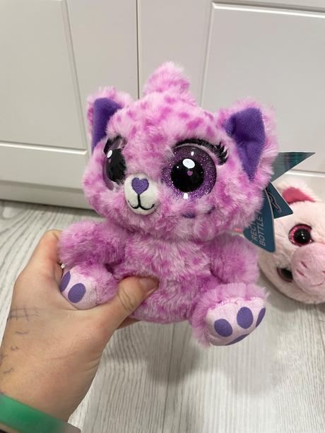 Rôzny plyšáci so sklennými očami,