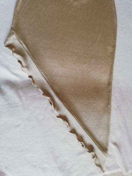 Krásne zlaté šaty, s