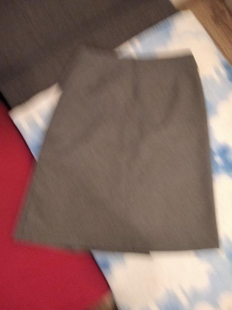 Sukňa s rasporkom v predu, 34