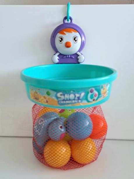 Košík na vaňu s kačičkami a loptičkami do vody,