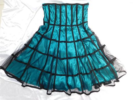 Pekne šaty s odonimatelnymi ramienkami, 46