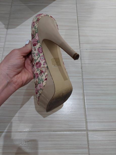 Kvetinove topanky, 39