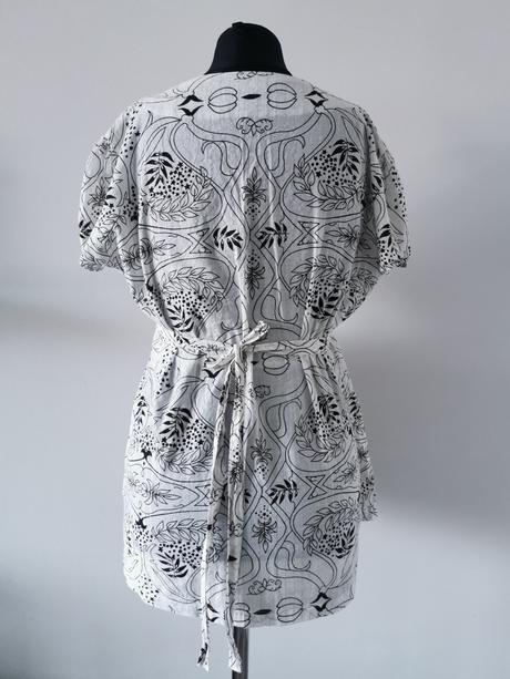 Tehotenská biela blúzka s čiernym motívom simple w, l