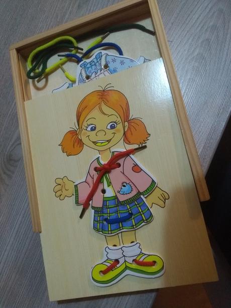 Obliekanie dievča,aj ako darček,