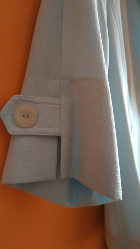 Svetlomodry kostým, 40