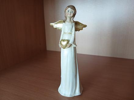 Anjelka so srdiečkom v náručí 18,5 cm,