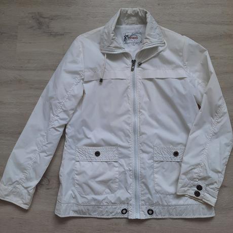 Nepremokavá bunda, 40