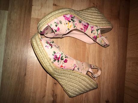 Kvetinové sandále, 39