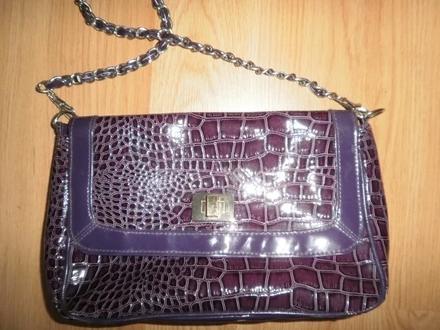 Fialová kabelka, 