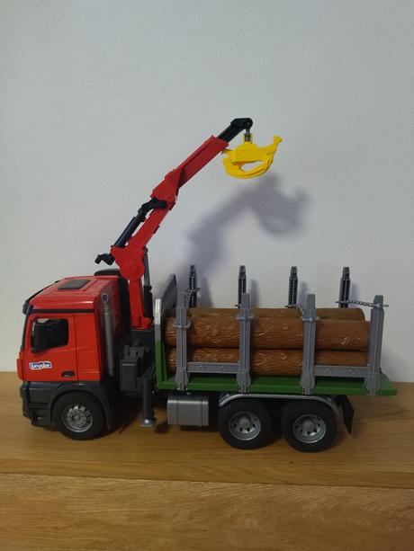 Bruder 3669 prepravník na drevo, 