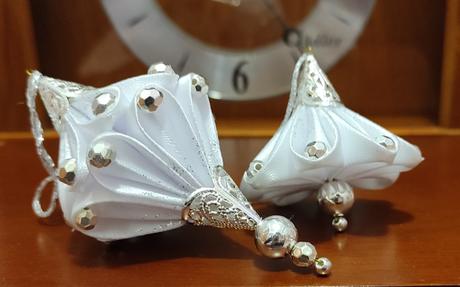 Vianočný saténový cencúľ, 