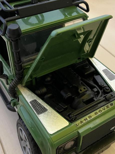 Land rover zeleny hracka,