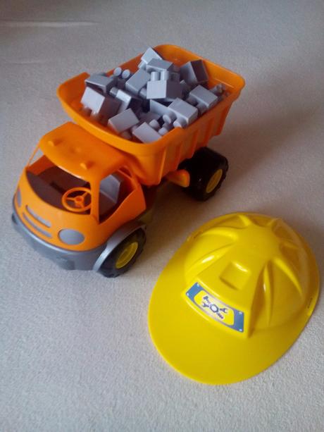 Auticko + prilba + skladacie kocky, 