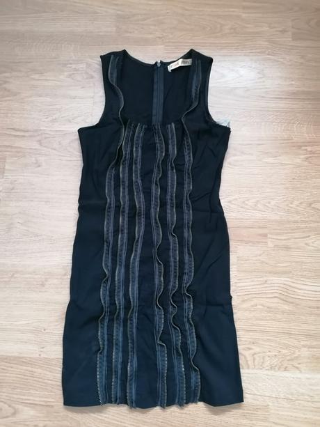 Extravagantné šaty, s