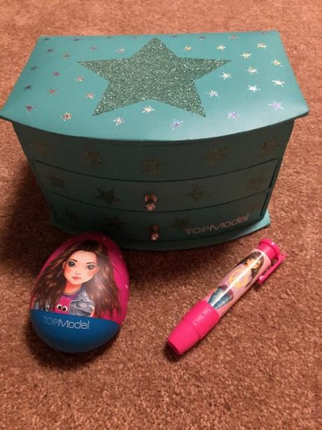 Top model šperkovnica, kefa na vlasy a guma,