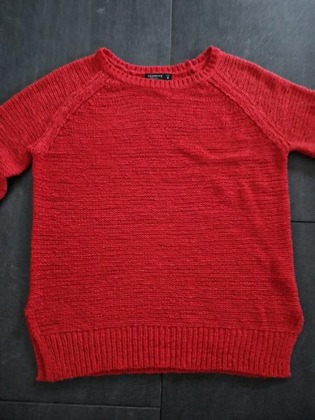 Červený pulóver, reserved,s