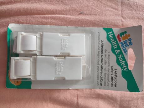 Nalepovacie bezpečnostné západky na skrinky, the first years