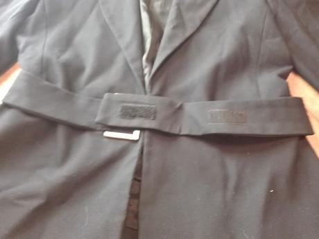 Čierne sako so  zaujímavým zapínaním, s