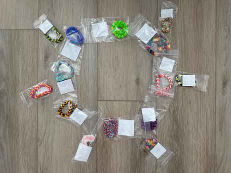 Náramok z gumičiek, 