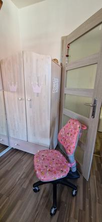 Rastúca stolička cilek,