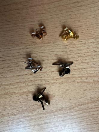 25 ks kovových gombíkov,