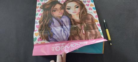 Priestranna papierova taska top models, 