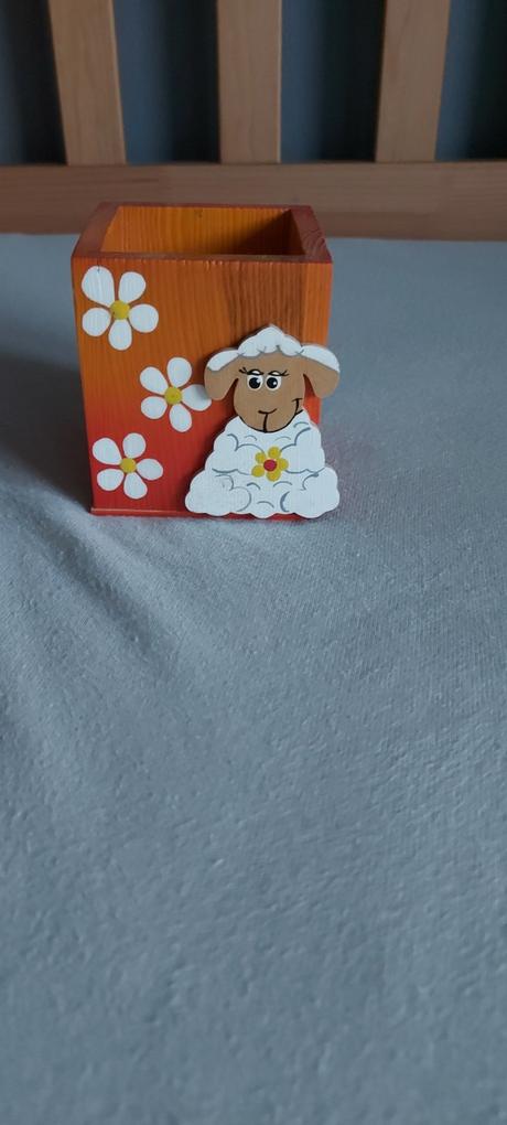 Drevený stoján na perá,