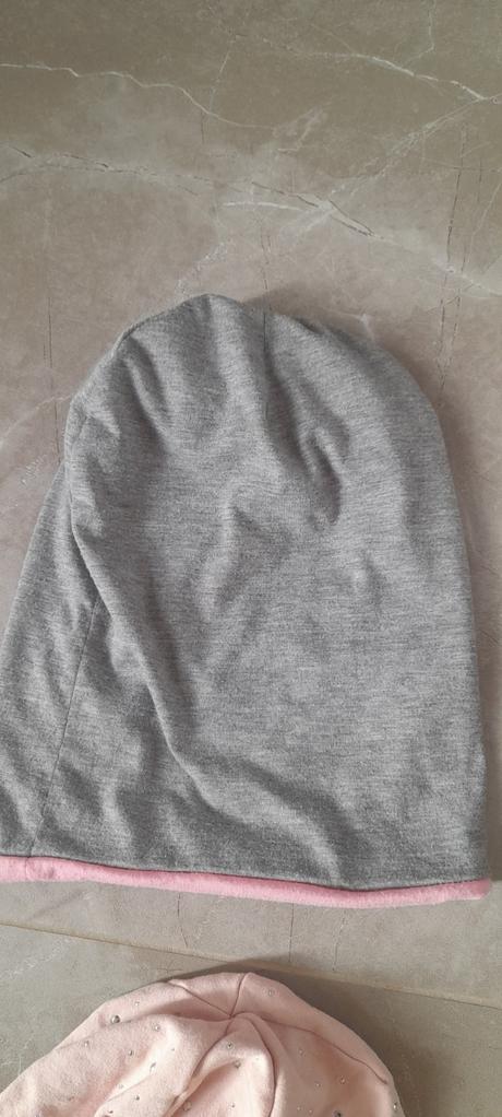 Rôzne takmer nové tenké čiapky z rakúska pre mladé,