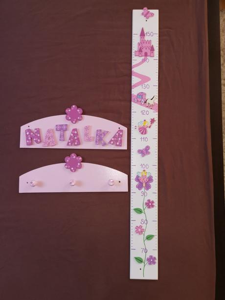 Drevený meter, vešiak a nápis pre dievčatko, 