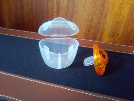 Značkový cumlík s púzdierkom, 