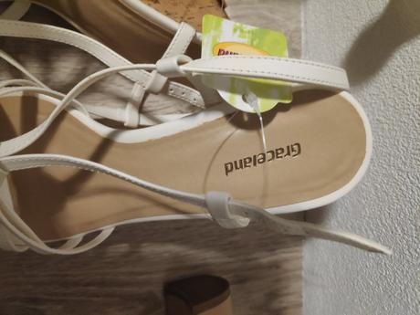 Sandalky., graceland,38