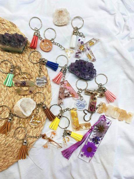 Ručne vyrobené živicové kľúčenky, 