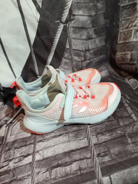 Dvoje športové tenisky vhodné do telocvične alebo, decathlon,33