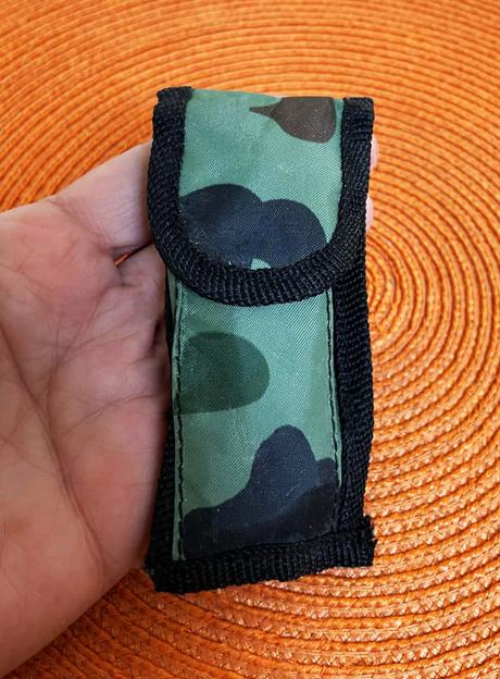 Zatvárací kvalitný nôž s púzdrom,