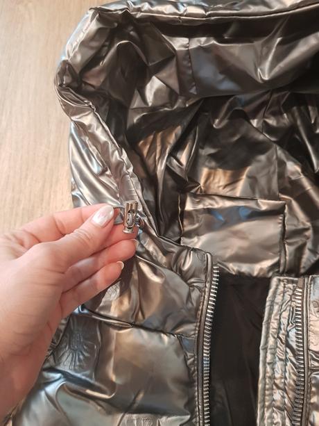Stylova strieborna bunda s krasnymi aplikaciamim-l, l / m