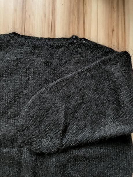 Čierny huňatý sveter, s