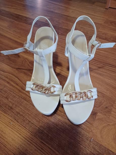 Predám krásne extravagantné sandale, 40