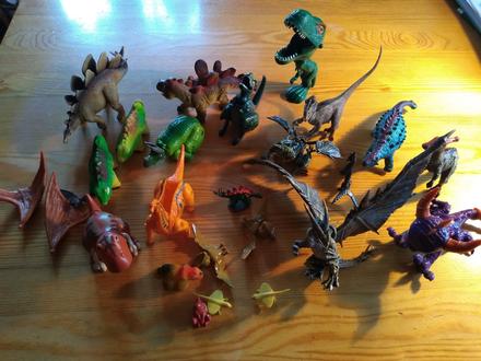 Mix dinosaury - 8 eur,