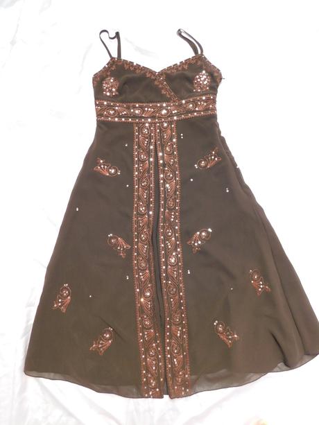 Velmi pekne šaty, 34