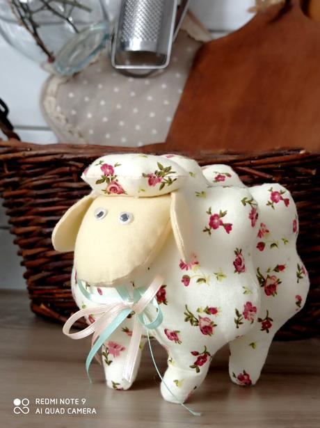 Roztomilá provance vidiecka ovečka super stav, 