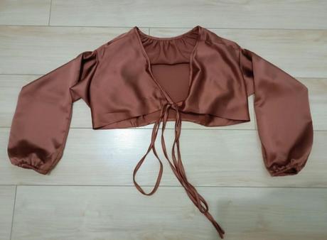 Saténový crop top, s