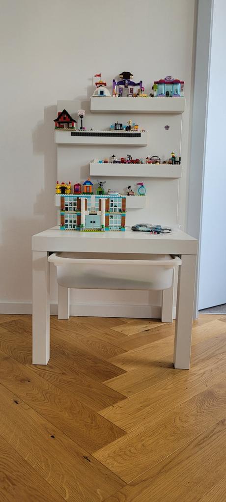 Stolik na stavebnicu,