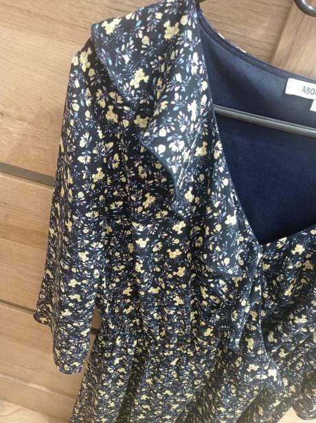 Šaty s volánikmi, m