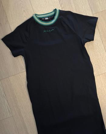 Karl lagerfeld šaty s signature, s