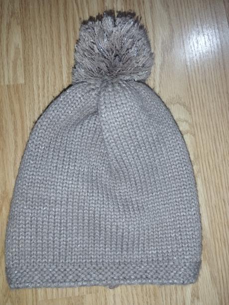 Hnedostrieborná čiapka s brmbolcom,