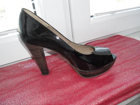 Čierne veľmi pekné lakované lodičky na platforme, 38